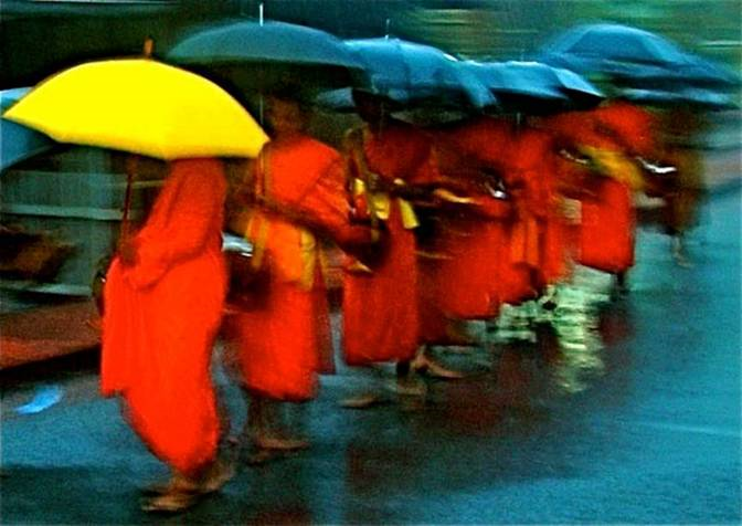 Alms Procession Laung Prabang.jpg
